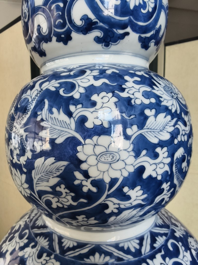 A large and rare 'triple gourd' porcelain vase with underglaze blue dragon decoration - 图16