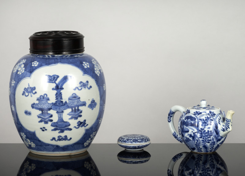 A Ginger jar with wooden cover, a teapot and cover and a box and cover, all with underglaze blue decoration - 图2