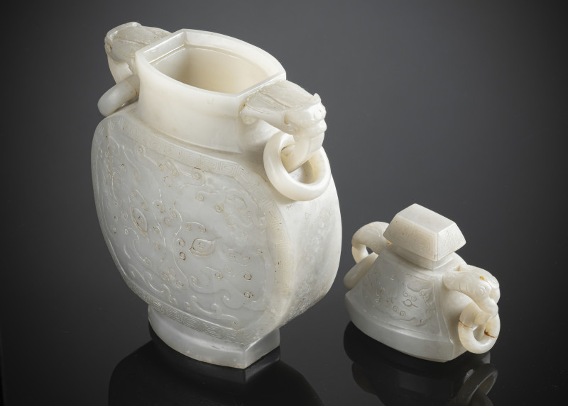 A well carved jade vase with ring handles and decoration of large 'Taotie' masks - 图4
