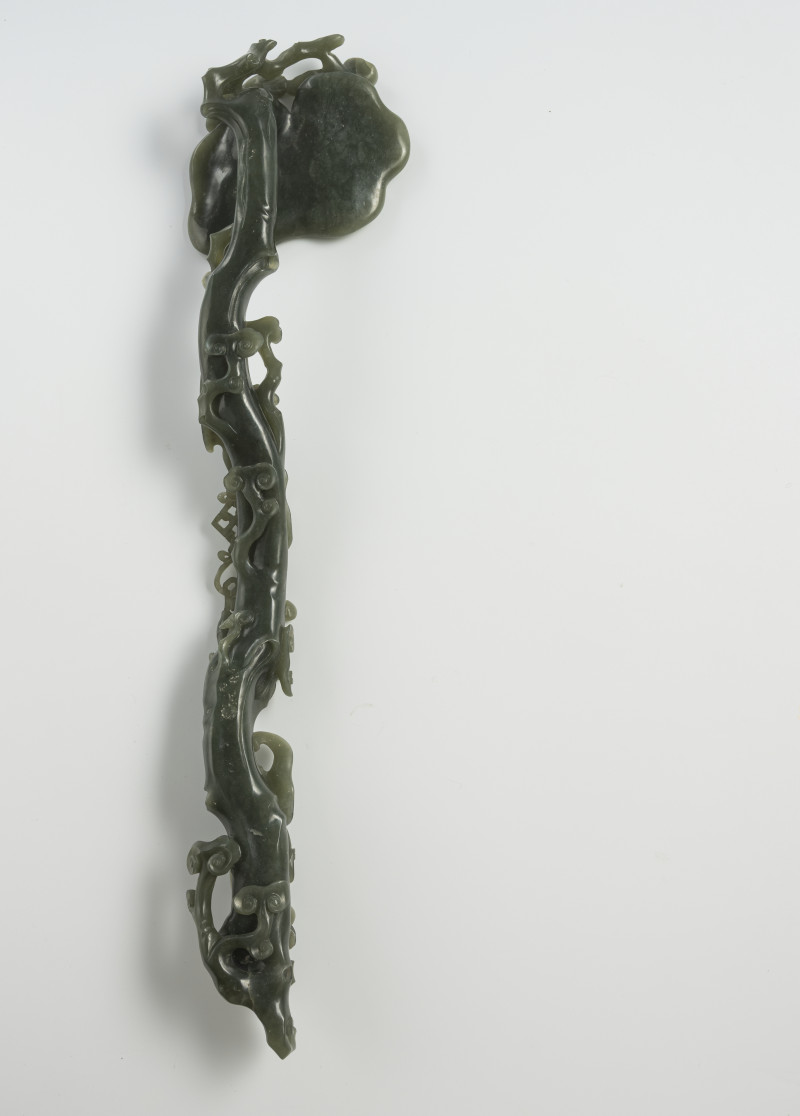 A fine carved spinach green jade sceptre with lingzhi, double fish and bats in relief - 图3