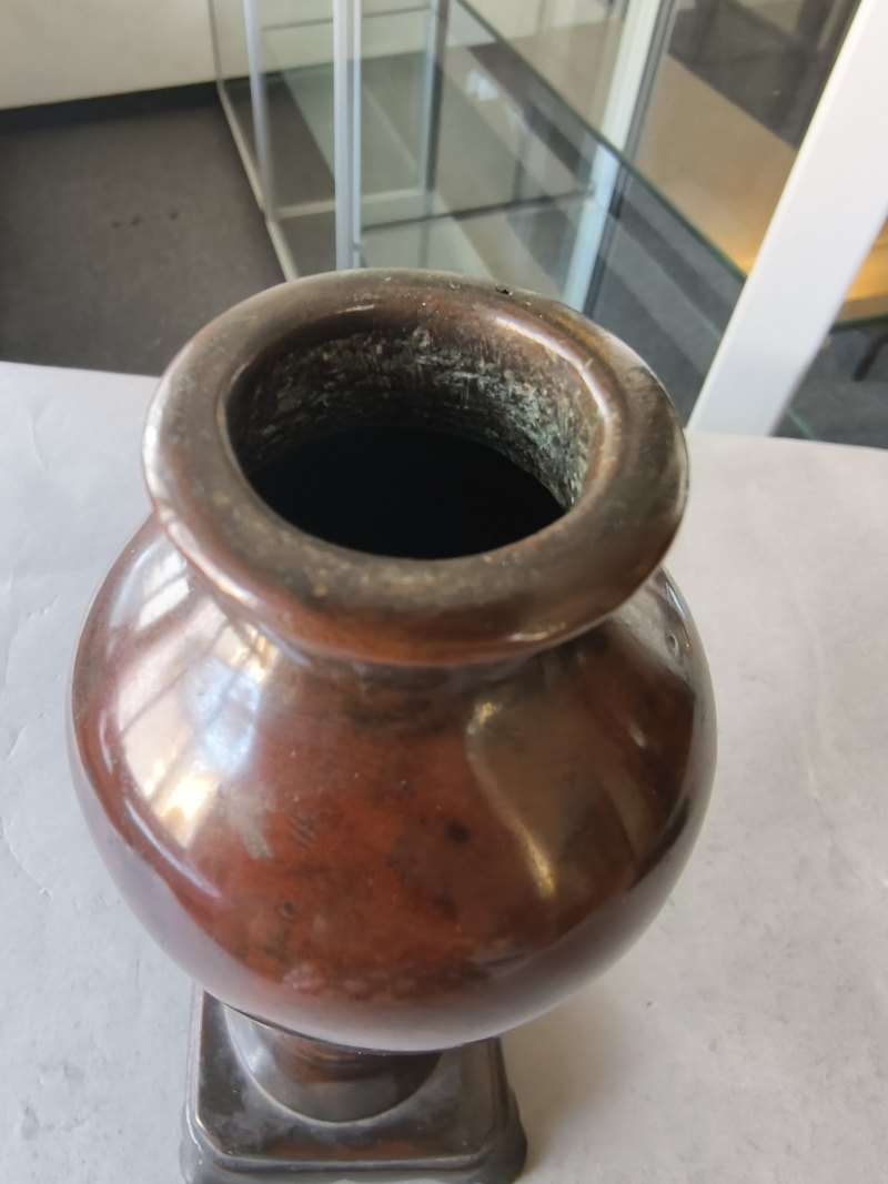 A group of three bronze vases - 图33