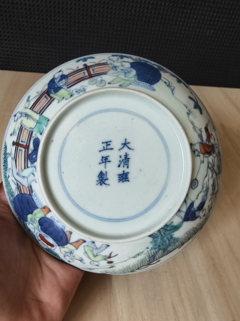 A 'Doucai' saucer with decoration of playing boys - 图10