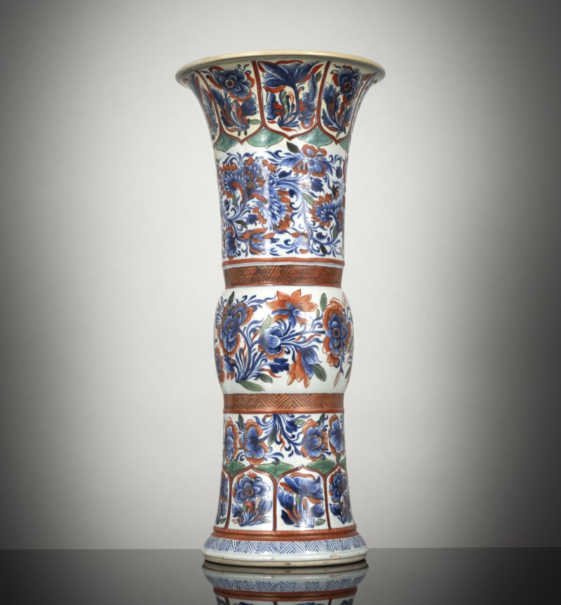 A 'Gu'-shaped porcelain vase with unusual wucai decoration - 图3