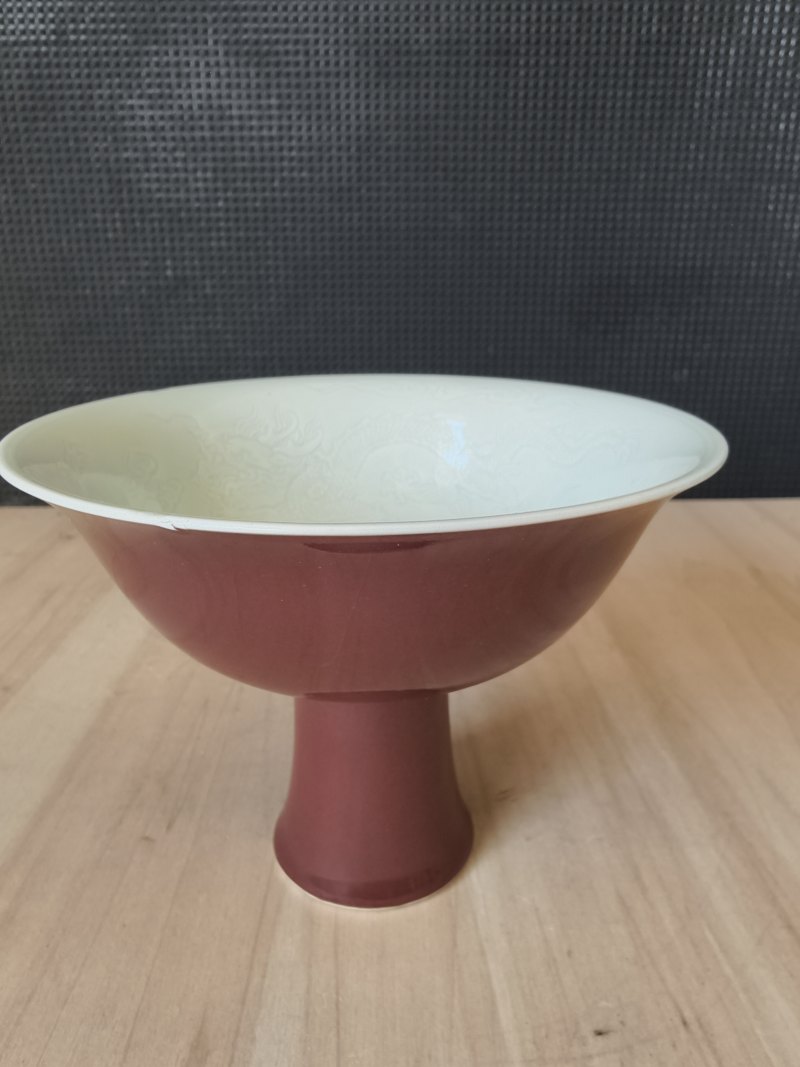 A copper-red glazed porcelain 'stemcup' with anhua decoration of dragons inside - 图9