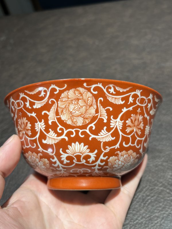清乾隆 珊瑚红地留白缠枝花卉纹碗 - 图8