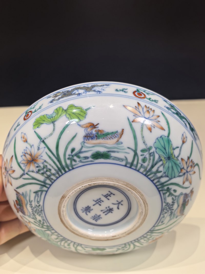 清雍正 斗彩鸳鸯荷塘图卧足盘一对 - 图9