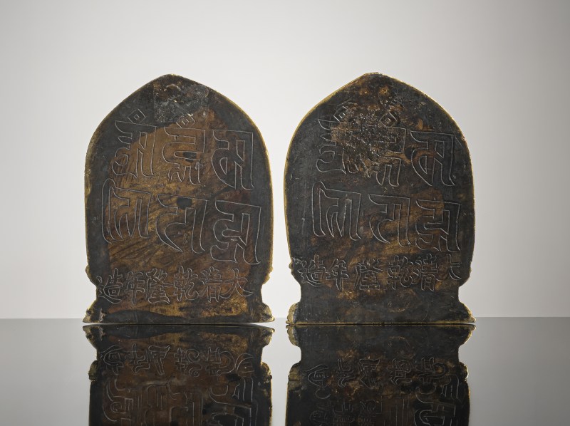 TWO FINE AND RARE GILT-BRONZE AMULETS - 图2