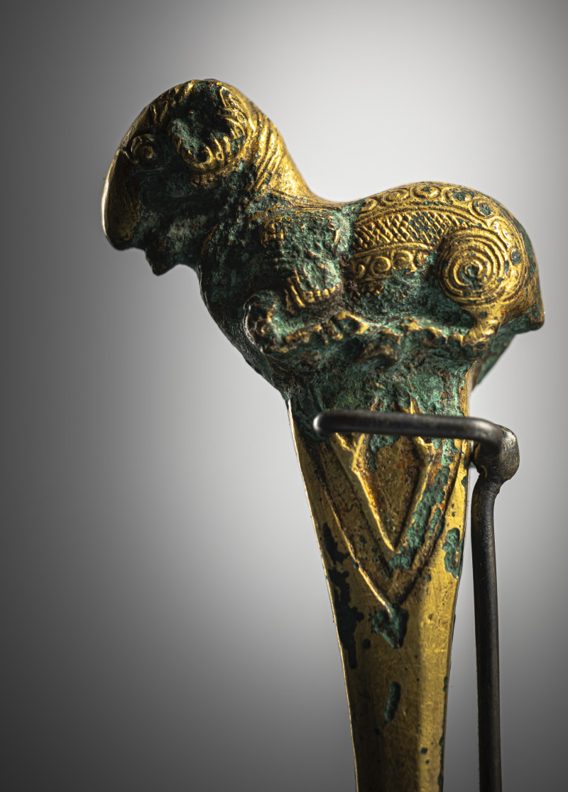 A RARE GILT-BRONZE 'RAM' ZITHER TUNING KEY - 图5