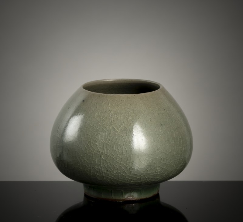 A Lotus bud Longquan vase with crackled celadon glaze - 图2