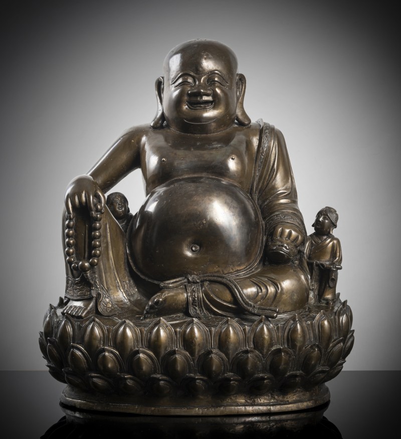 A large cast bronze figure of seated Budai with boys on a lotus pedestal - 图2