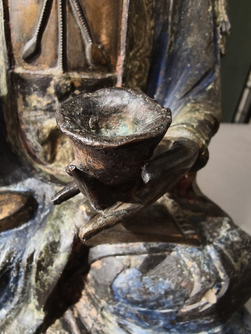 Polychrome painted and partially fire-gilt bronze of the crowned Guanyin - 图8