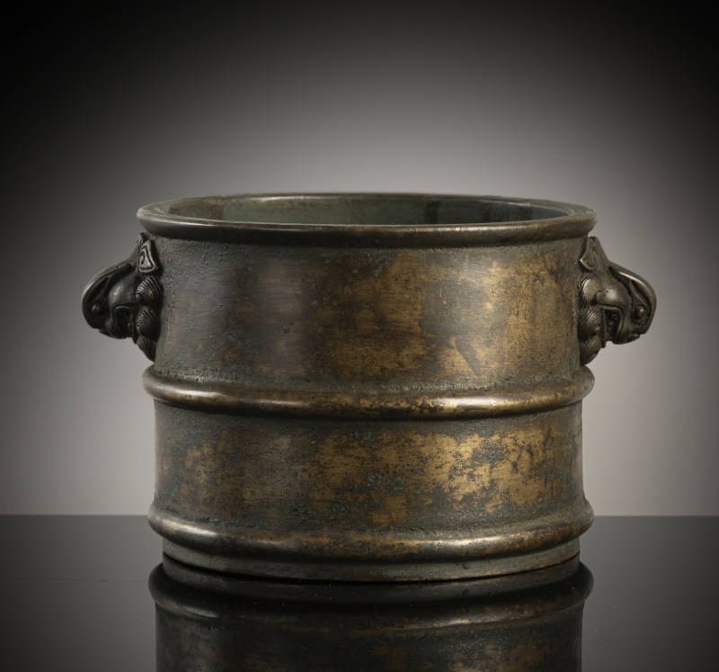 A cylindrical bronze incense burner in the shape of a cylindrical 'Lian' with relief burrs and mask handles on the sides - 图2