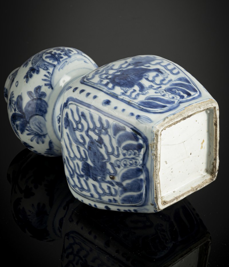 A double gourd vase with underglaze blue decoration of leaping horses over waves, flowers and fruits - 图4