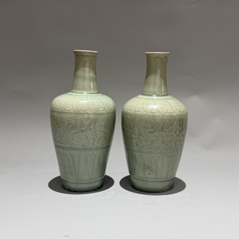 明代 龙泉窑青釉刻划缠枝花卉莲纹瓶一对 - 图12