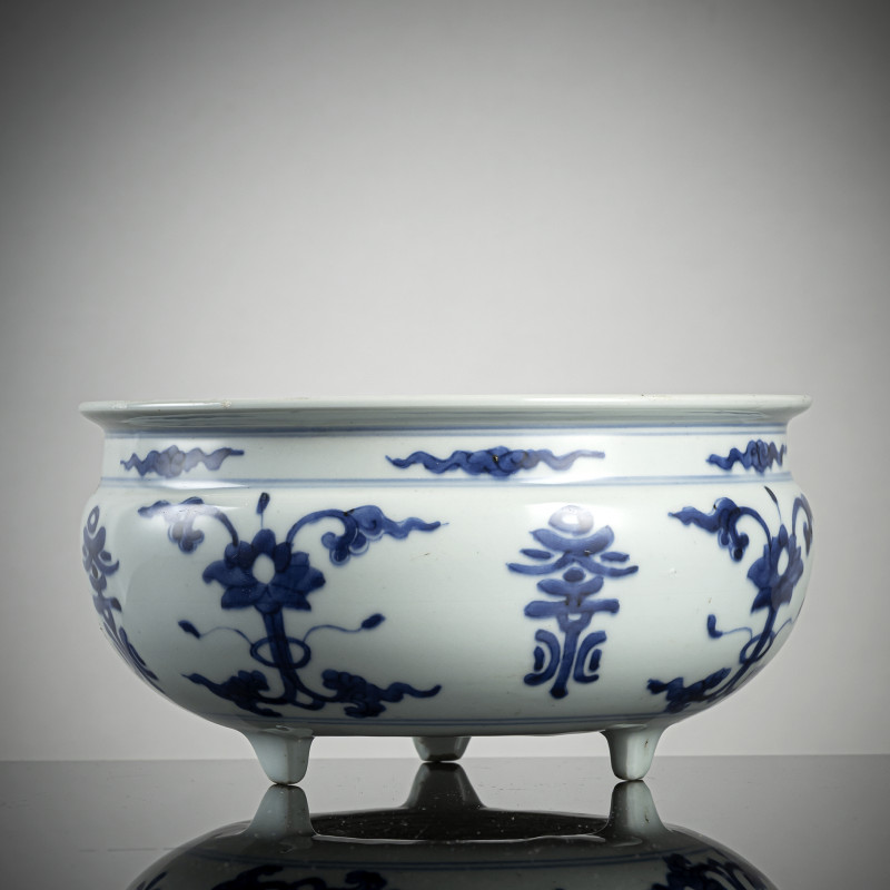 A porcelain censer on three short feet with underglaze blue decoration of lotus, foliage and 'shou' characters - 图2