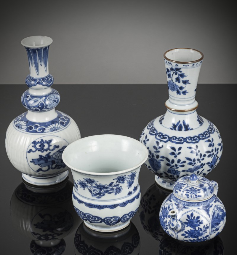 Two vases, a spittoon and a teapot with cover, all with underglaze blue decoration - 图3