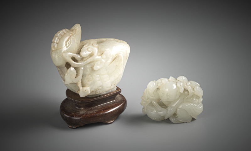 A brrush washer in the shape of a duck and carving of a boy in almost white and light green jade - 图3