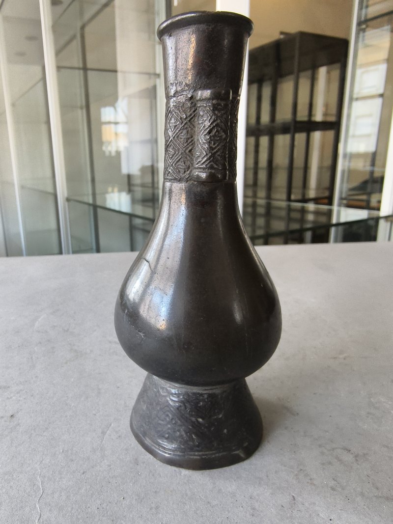A group of three bronze vases - 图17