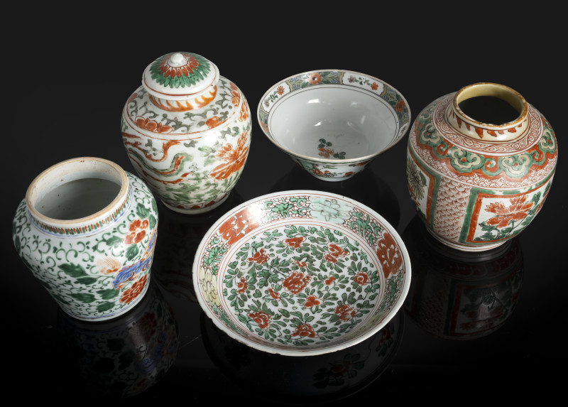 A group of three wucai jars, a bowl and a plate - 图3