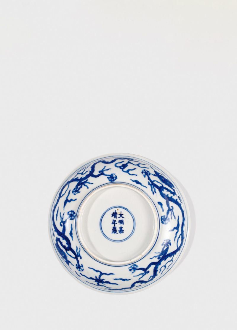 明嘉靖·青花内云朵外双龙赶珠纹盘