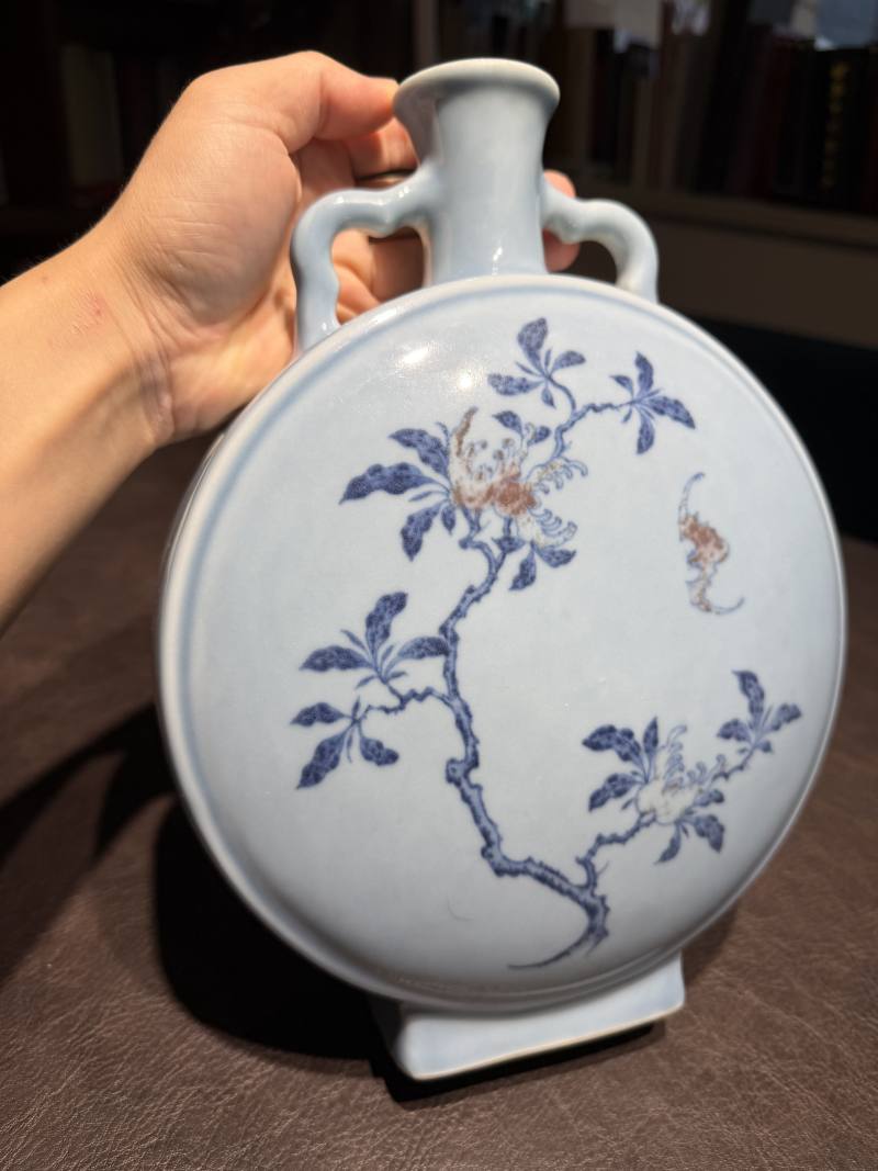 清乾隆 蓝地青花釉里红折枝花卉抱月瓶 - 图8
