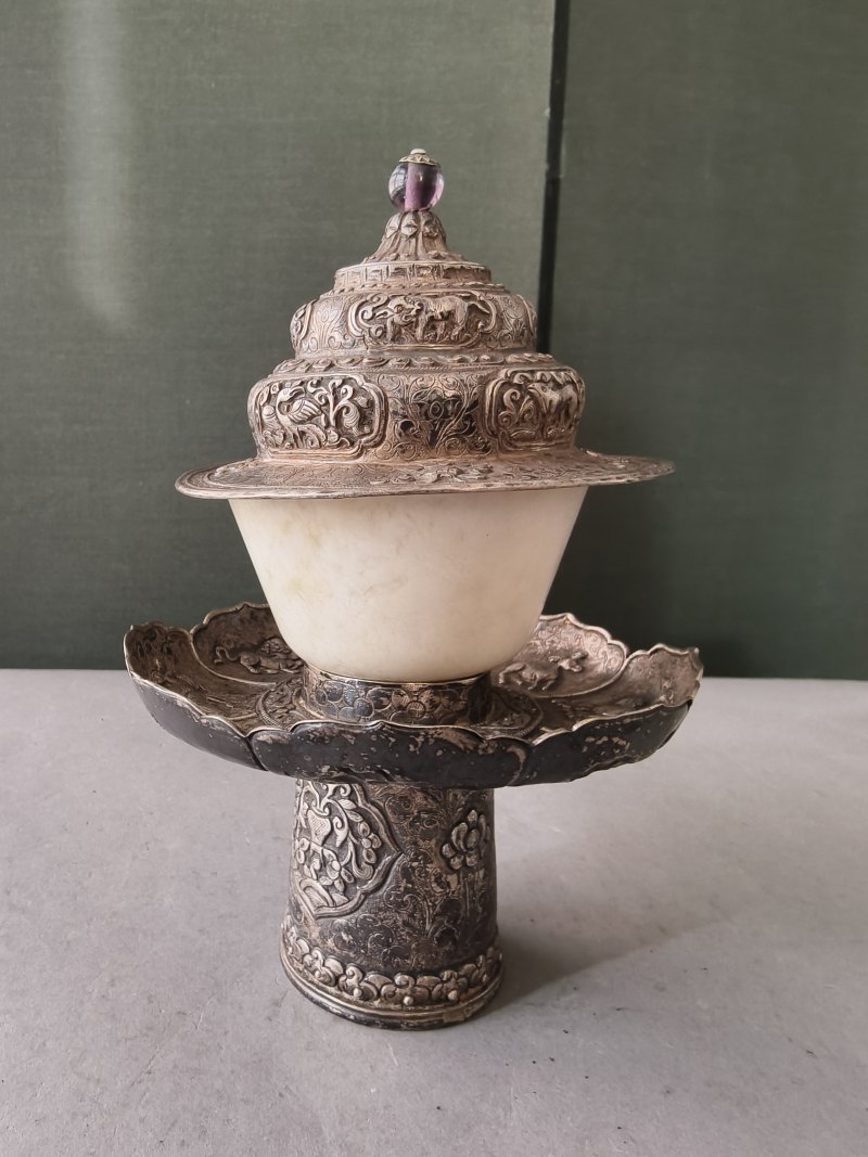 A jade bowl with stand and cover in silver with animals and floral motifs in relief - 图23
