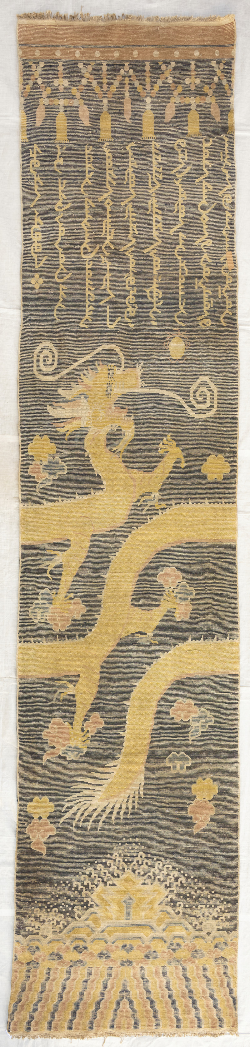 An unusual pair of pillar rugs - 图13