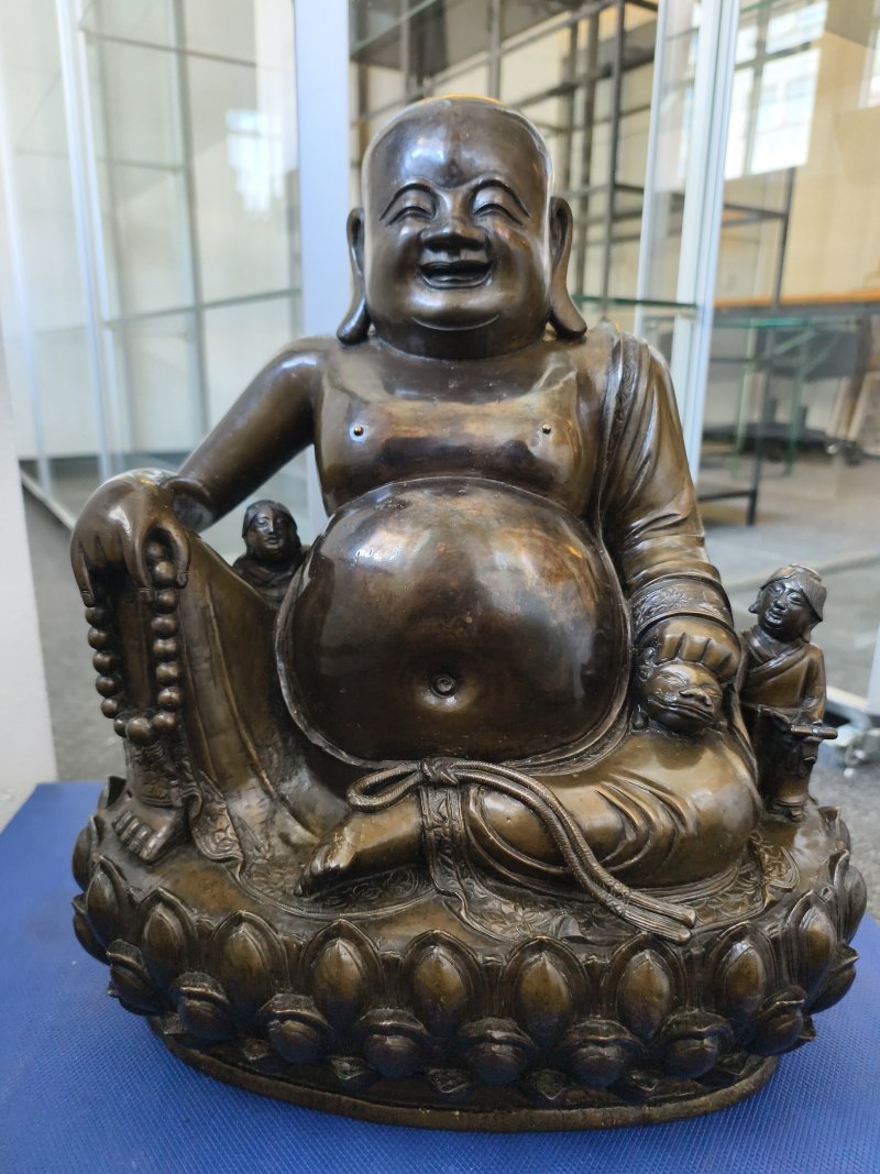A large cast bronze figure of seated Budai with boys on a lotus pedestal - 图17
