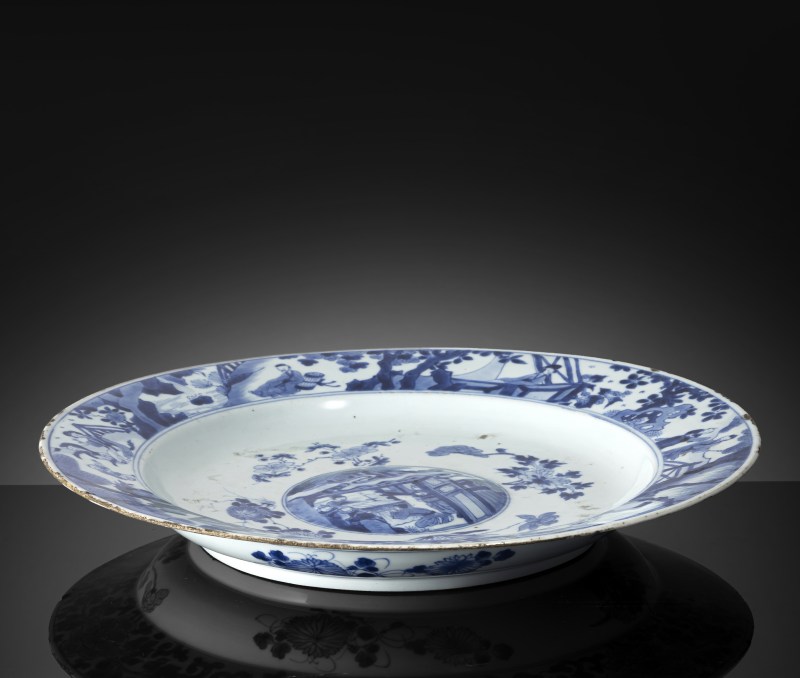 A large plate decorated in underglaze blue with figural scenes on the rim, in the raised nodus in the centre, lined with flowering branches - 图2