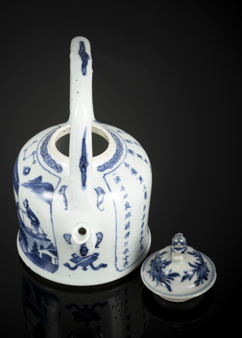 Underglaze blue teapot and cover with a bow handle with figure decoration in a boat and poem inscription - 图3