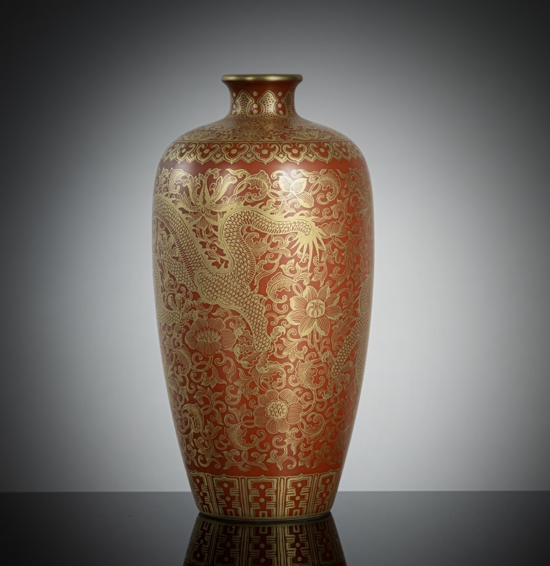 An iron-red porcelain vase with dragon decoration in gold painting - 图4