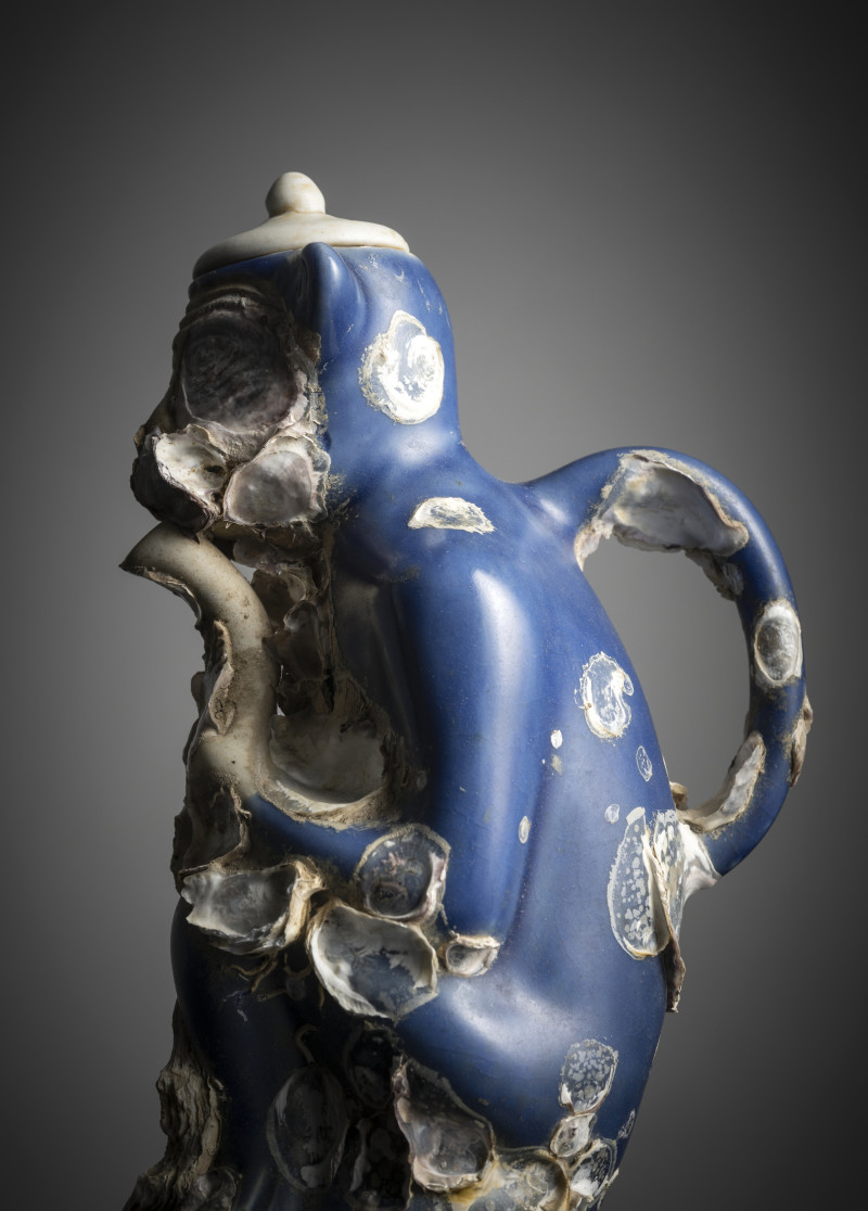 An underglaze-blue porcelain teapot in the shape of a seated monkey - 图4