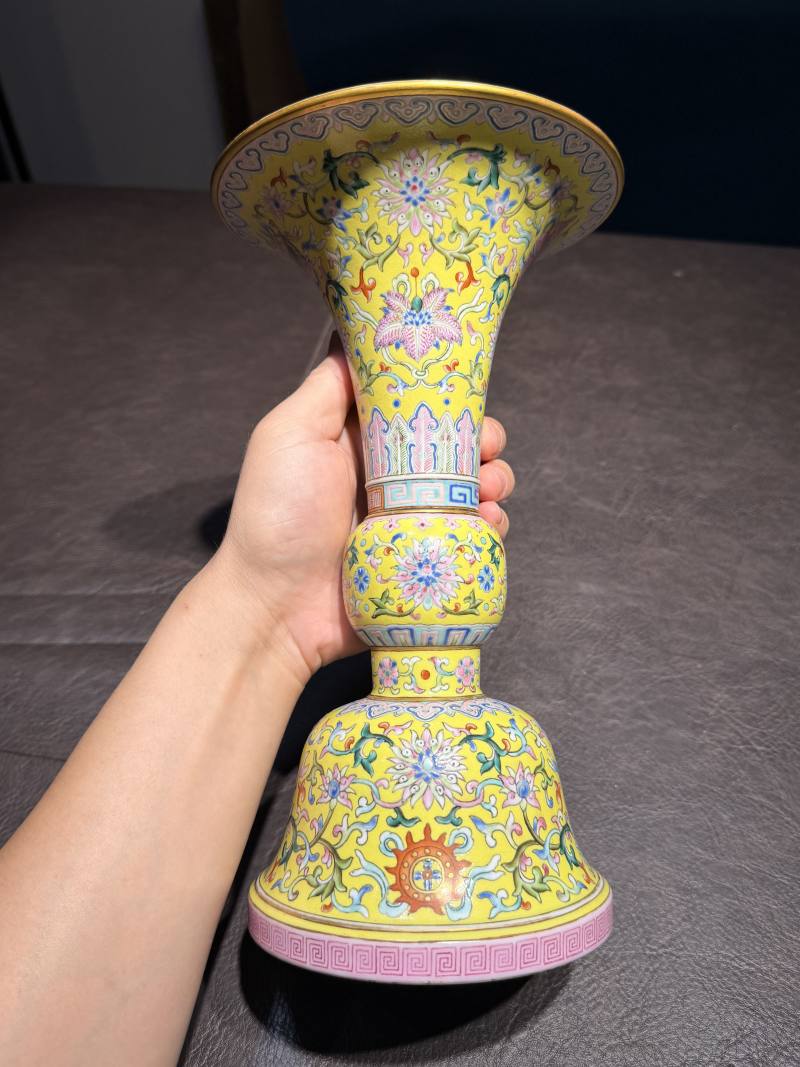 清乾隆 黄地洋彩缠枝莲托八宝纹花觚 - 图11