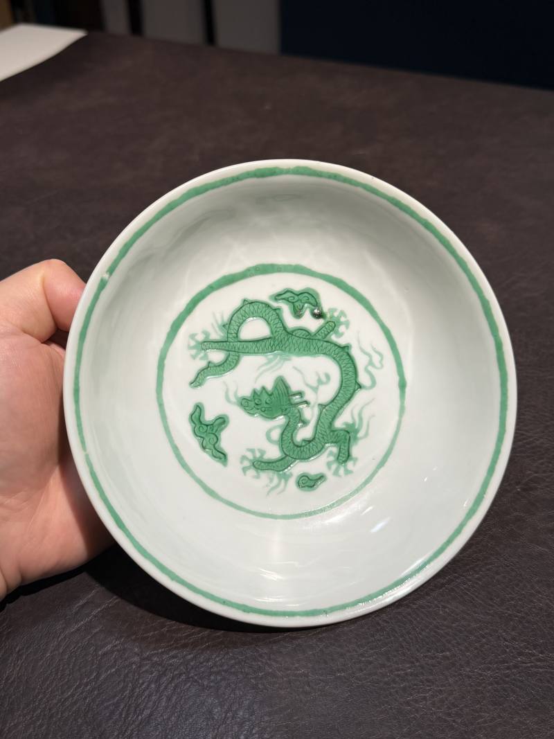 清康熙 仿弘治白地暗刻海水绿彩龙纹盘 - 图7