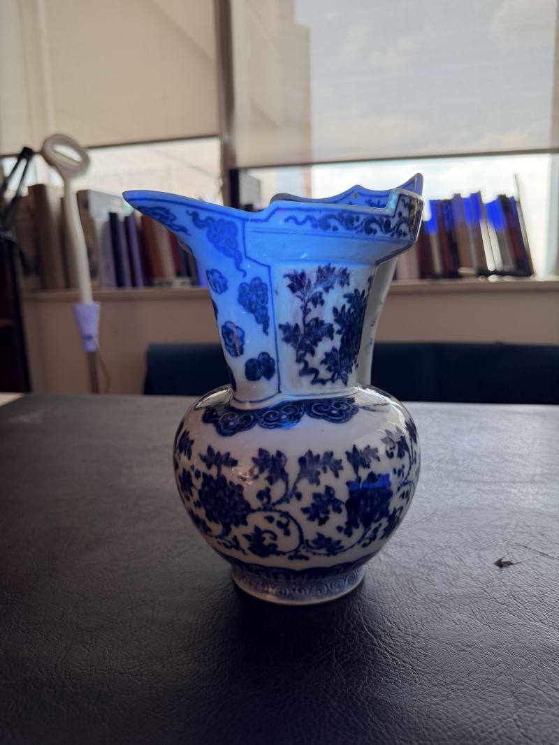 清乾隆 青花缠枝花卉纹僧帽壶 - 图19