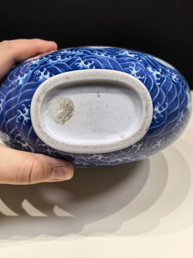 清乾隆 青花釉里红龙纹抱月瓶 - 图24