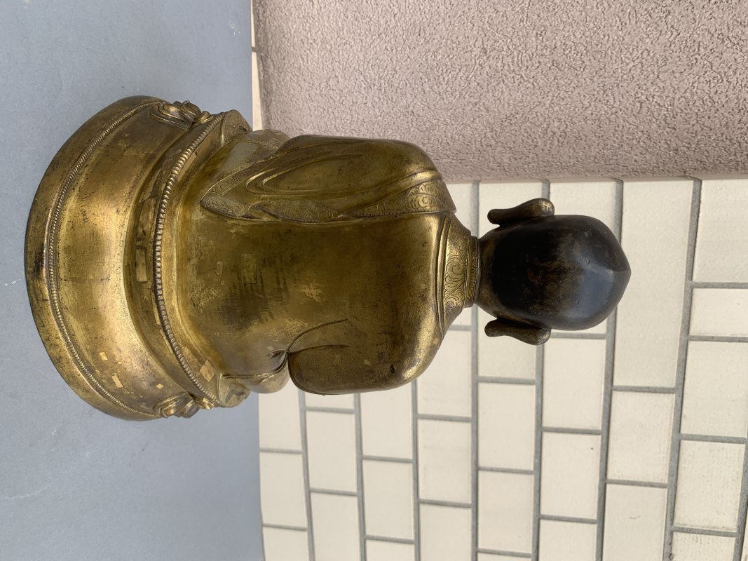 A large parcel gilt-bronze figure of a lama - 图8