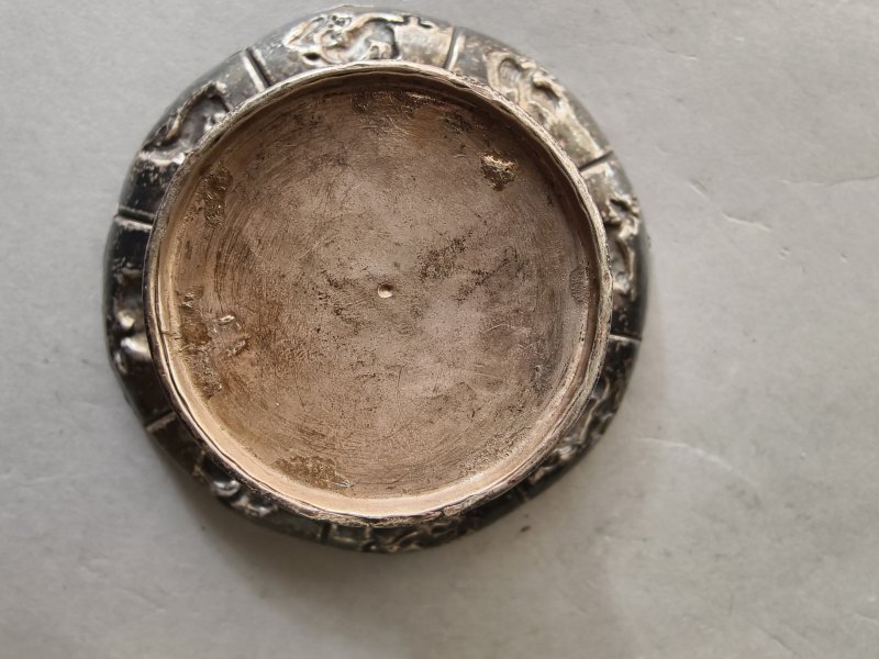 A jade bowl with stand and cover in silver with animals and floral motifs in relief - 图17