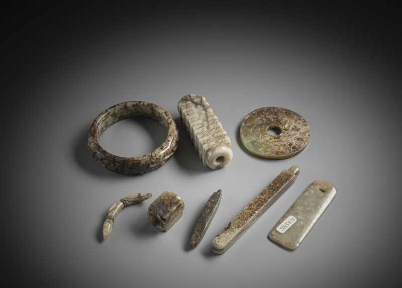 A group of eight jade carvings, some in archaic forms such as 'cong' etc. - 图6