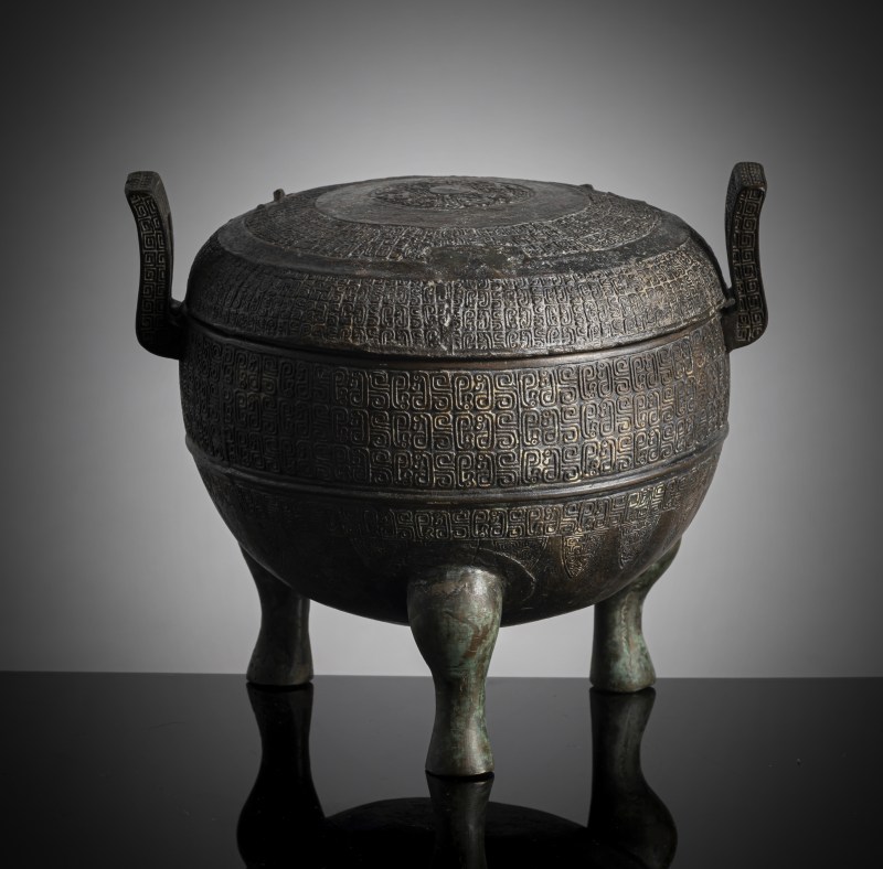 Three-legged bronze food vessel "ding" type