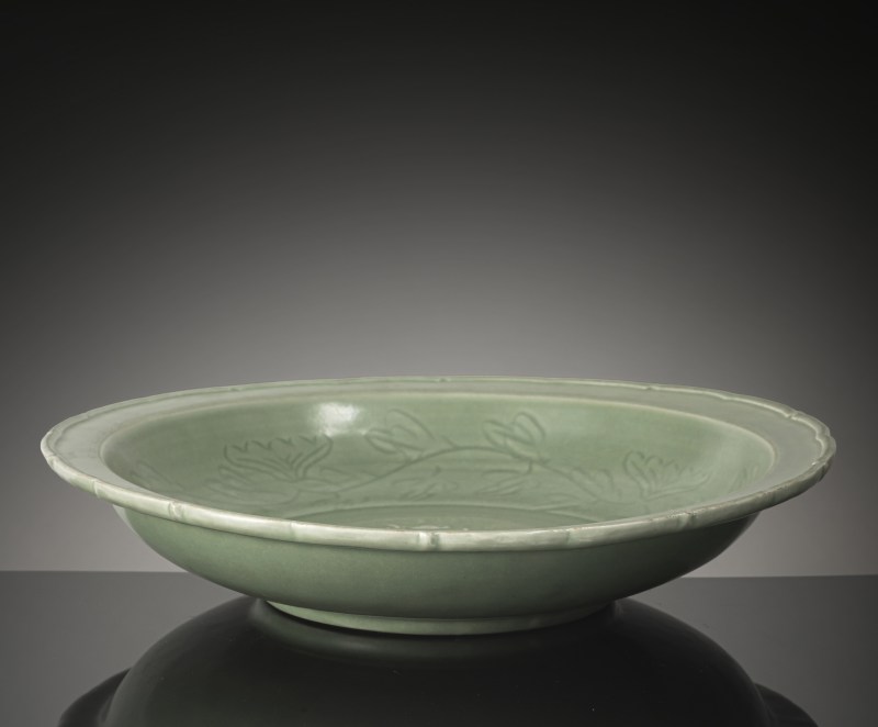 A floriform celadon qilin relief charger - 图2