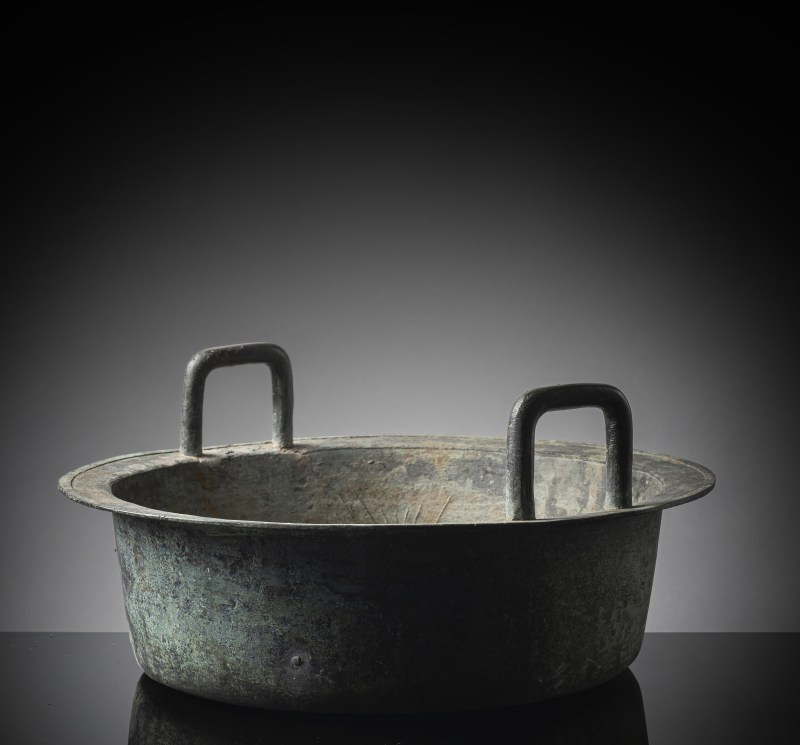 A bronze basin with relief and engraved decoration of fishes around a 'yin yang' symbol - 图2