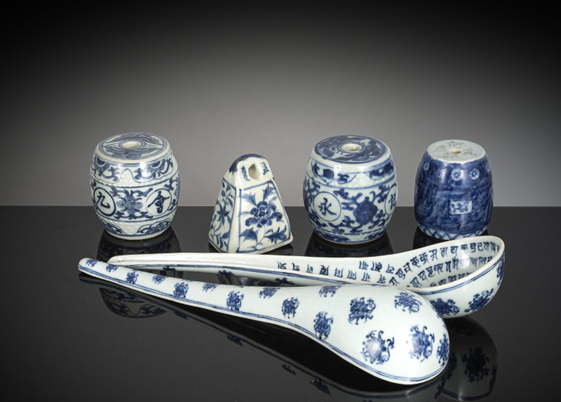 Four weights and two large porcelain spoons with underglaze blue lanca script decoration - 图2