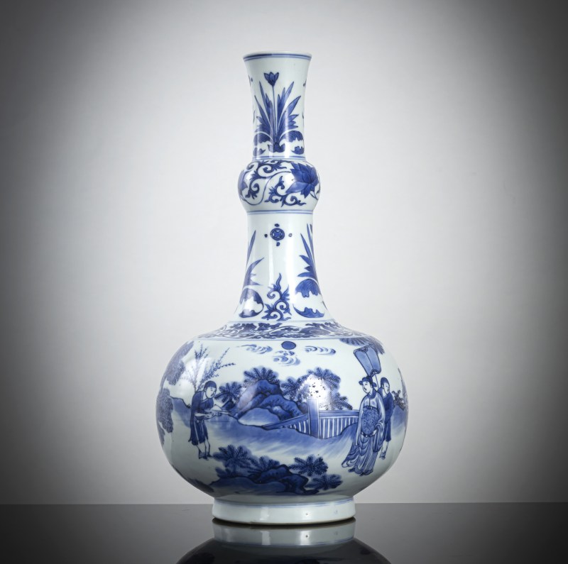 A fine porcelain bottle vase decorated in underglaze blue with a figural scene - 图4