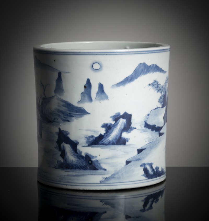 A blue and white brush pot with deer in a landscape - 图3