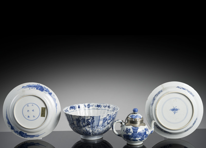 A group of four blue and ehite porcelains, including a teapot with silver mounting - 图2
