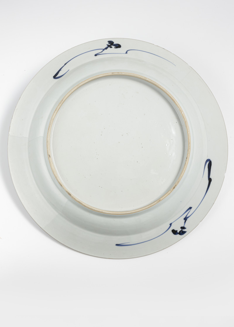 Two round porcelain plates with figural scenes in graduated underglaze blue - 图6