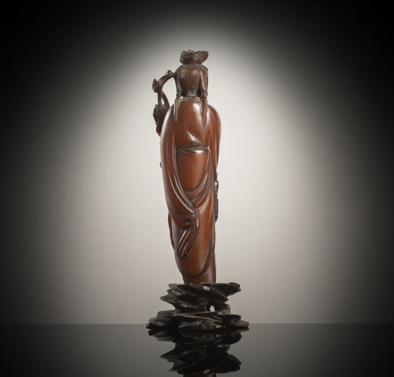 A buffalo horn figure of Guanyin on a wooden stand - 图2