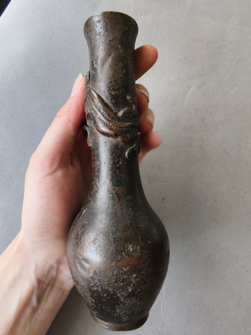 A group of three bronze vases - 图28