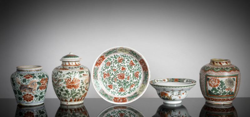 A group of three wucai jars, a bowl and a plate - 图1